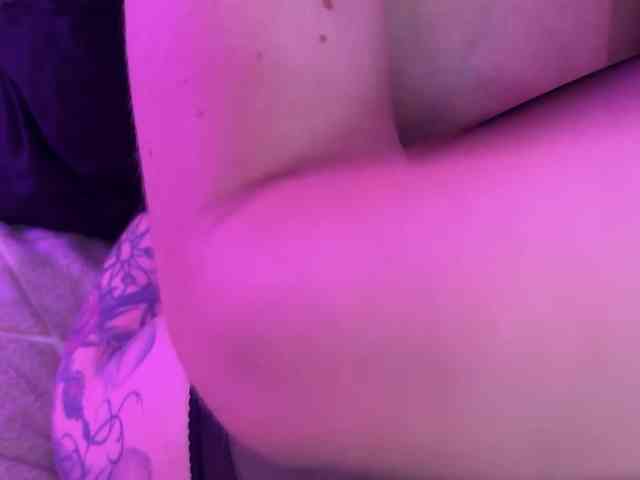 Koketka (19, White Cam Girl) performing squirt.